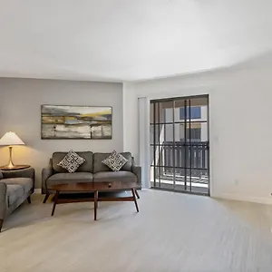 newly-renovated-2br-apartment-w-pool-by-stay-gia.hotelsofphoenix.com/